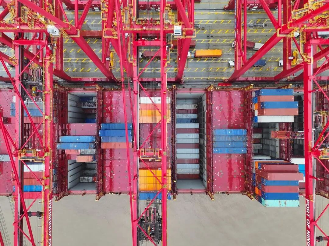 寧波舟山港迎新年首艘"海上巨無霸"，內貿集裝箱海運開啟新篇章